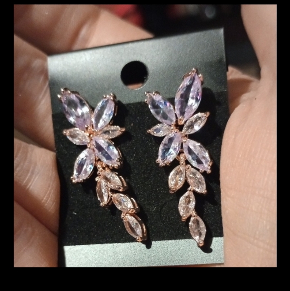 ♥️I Individually $10 Or Bundle 5/$20 Rose Gold Leaf Bling Earrings
